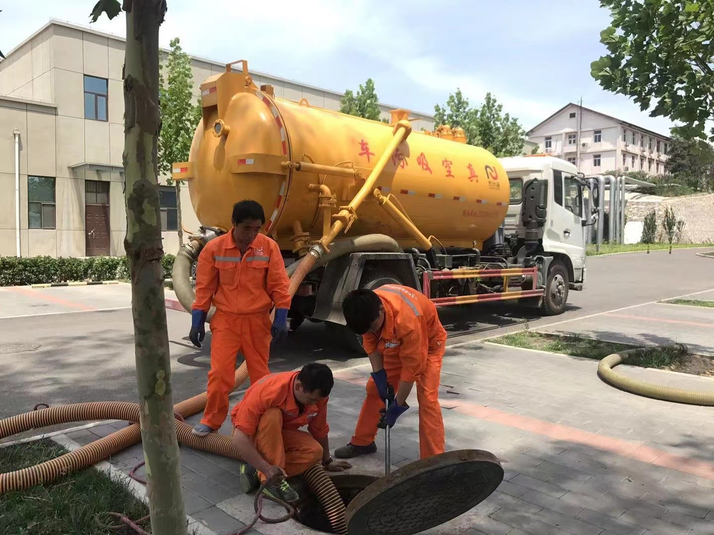 资阳管道疏通车停在窨井附近