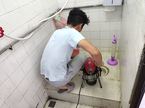 资阳管道堵塞冒臭气 专业师傅现场解决问题