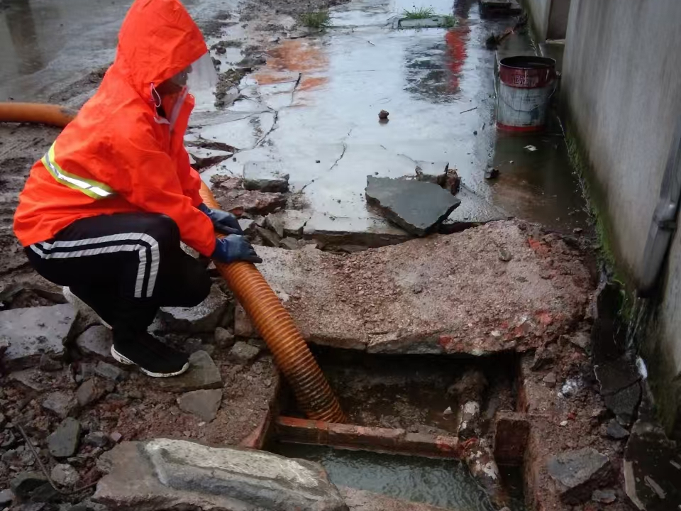 资阳专业清理污水池 炜誉市政以规范流程守护城市 “肠道”